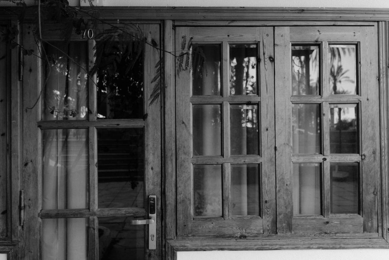 LOSMA STUDIO: Especialistas en balcones y ventanas de madera de calidad