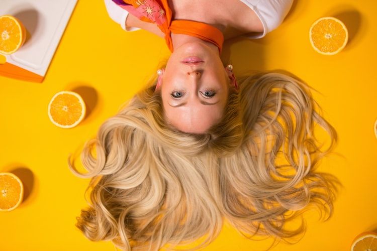 Blow Dry Bar explica las claves para cuidar el cabello rubio en verano