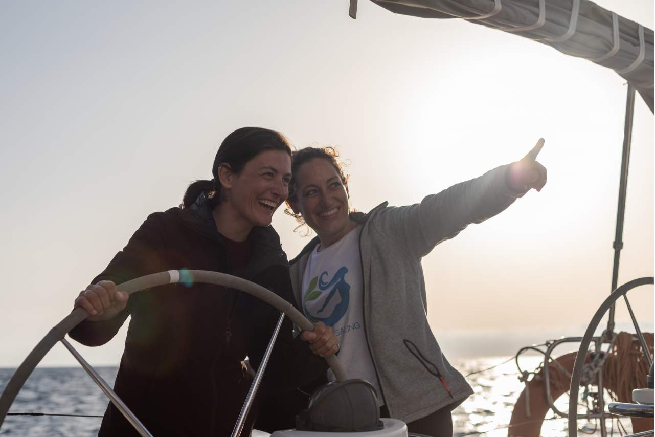 La mujeres pueden navegar a vela gracias a la iniciativa de Alamar Sailing
