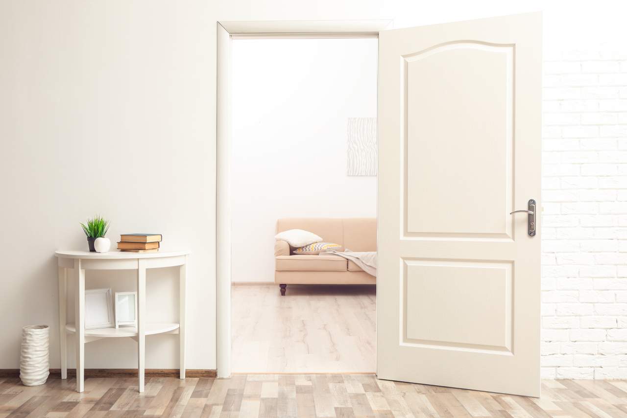 LosmaStudio: las puertas blancas de interior son una de las opciones más habituales en la decoración del hogar