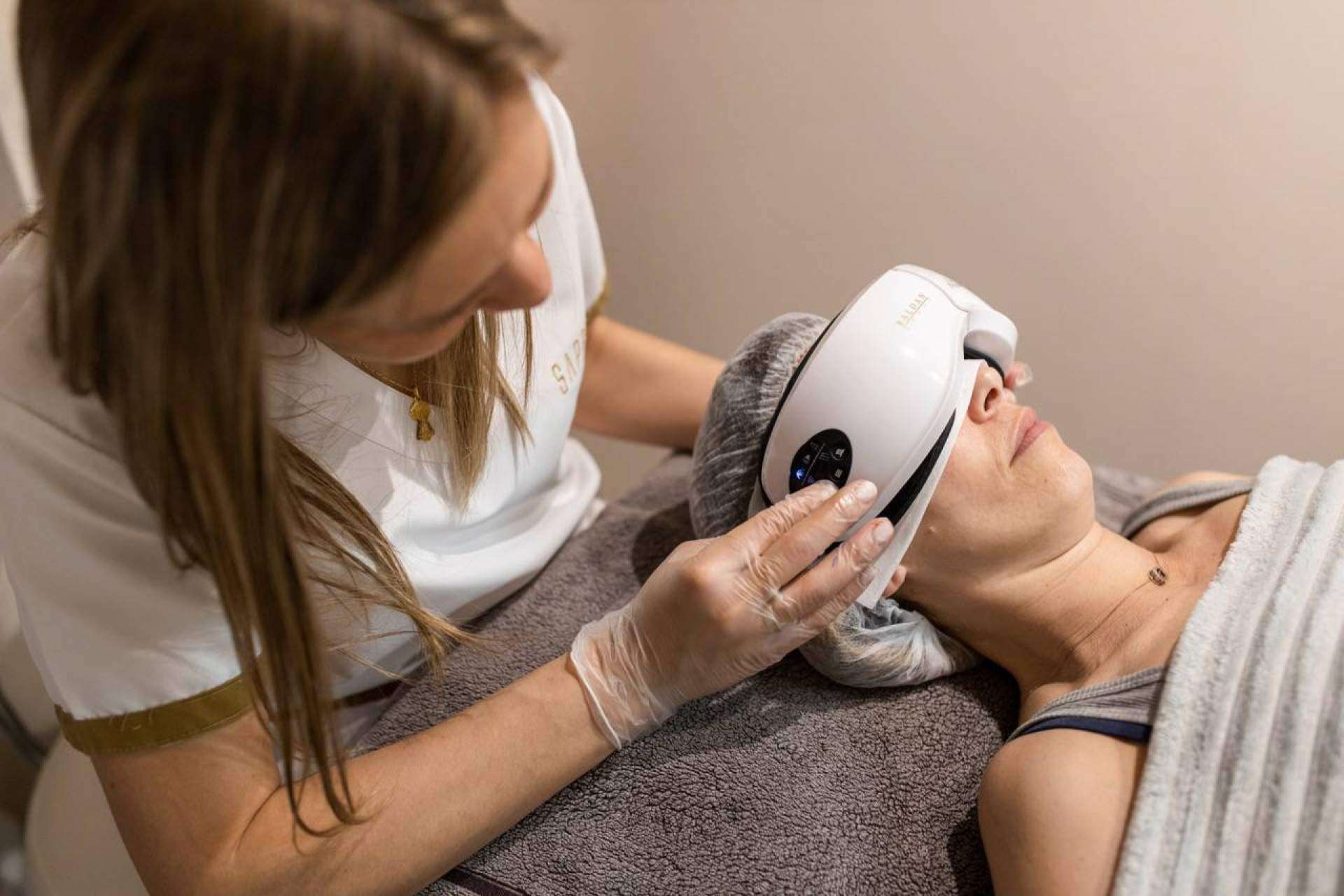 El exclusivo tratamiento con las gafas de presoterapia ocular Iridium realizado en el centro Sapphira Privé Logroño