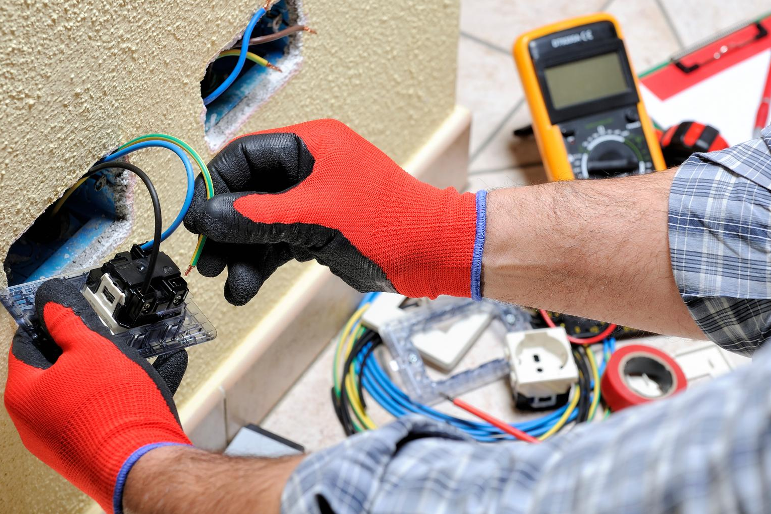 Trabajo Autónomos hace más fácil encontrar electricistas en Zaragoza