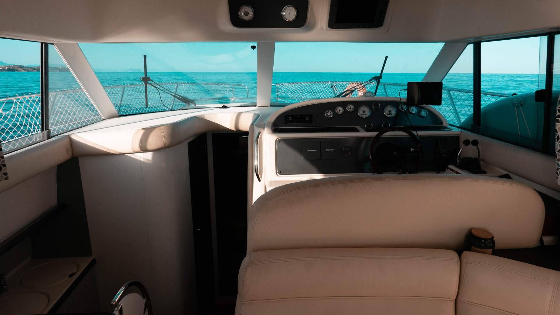 ¿Cuál es la mejor temporada para alquilar barcos en Alicante según Sur La Mer?