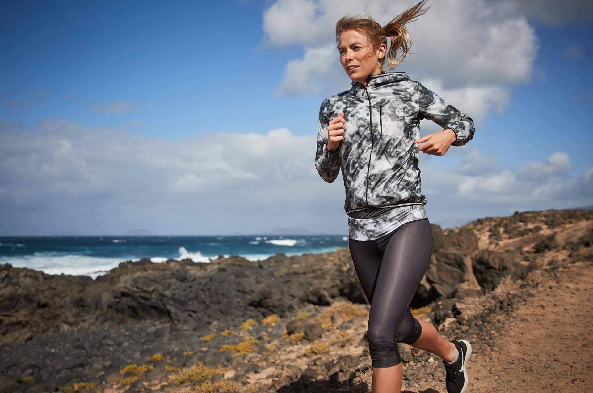 Taymory ofrece cortavientos running mujer