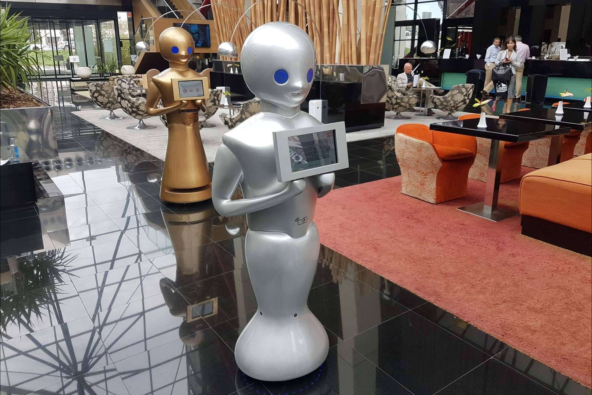 La recepción de huéspedes en un hotel con un robot recepcionista es posible gracias a Futura Vive