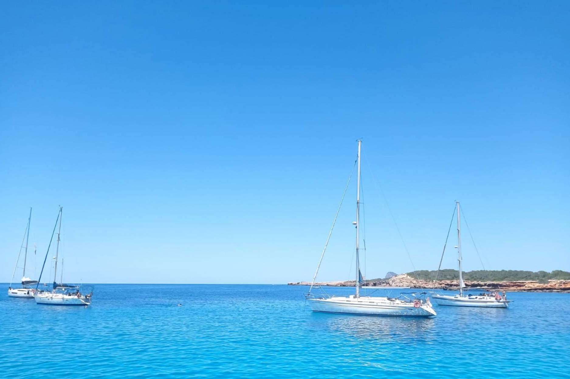 Elegir entre alquiler de barco entero y alquiler por plazas es una decisión difícil: Navega y Comparte