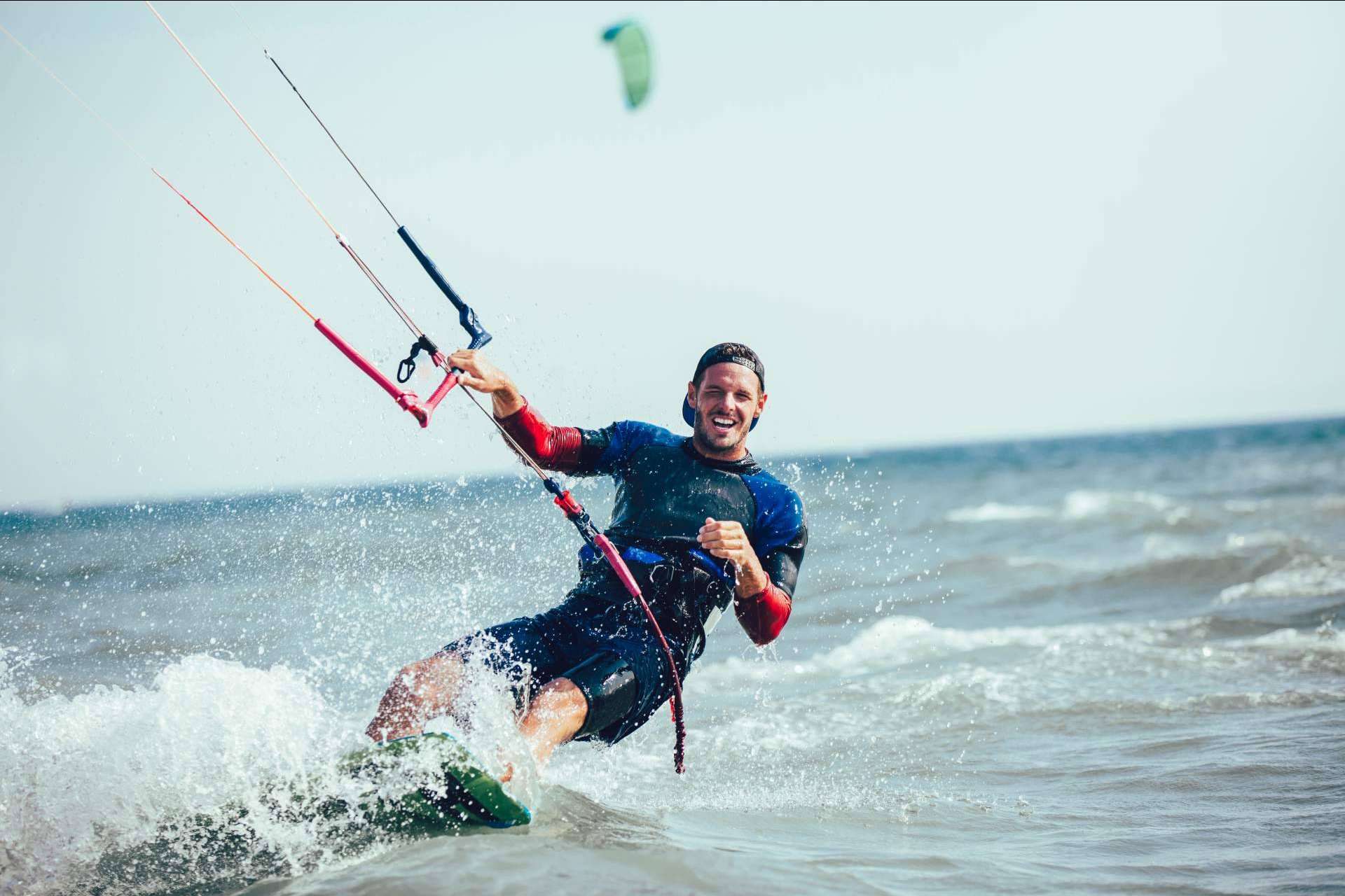 Aprender kitesurf en Tarifa es posible gracias a los cursos de kitesurf de la escuela 3 Sixty Kite School Tarifa