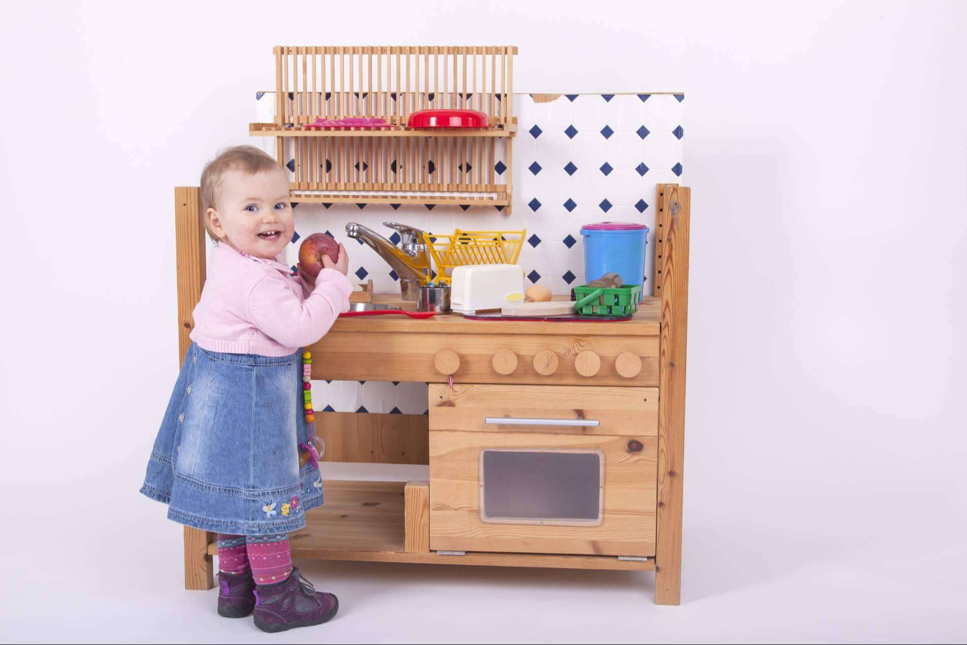 Jugar para crecer: juguetes de madera de exterior seguros para niños felices de Rosa Roca