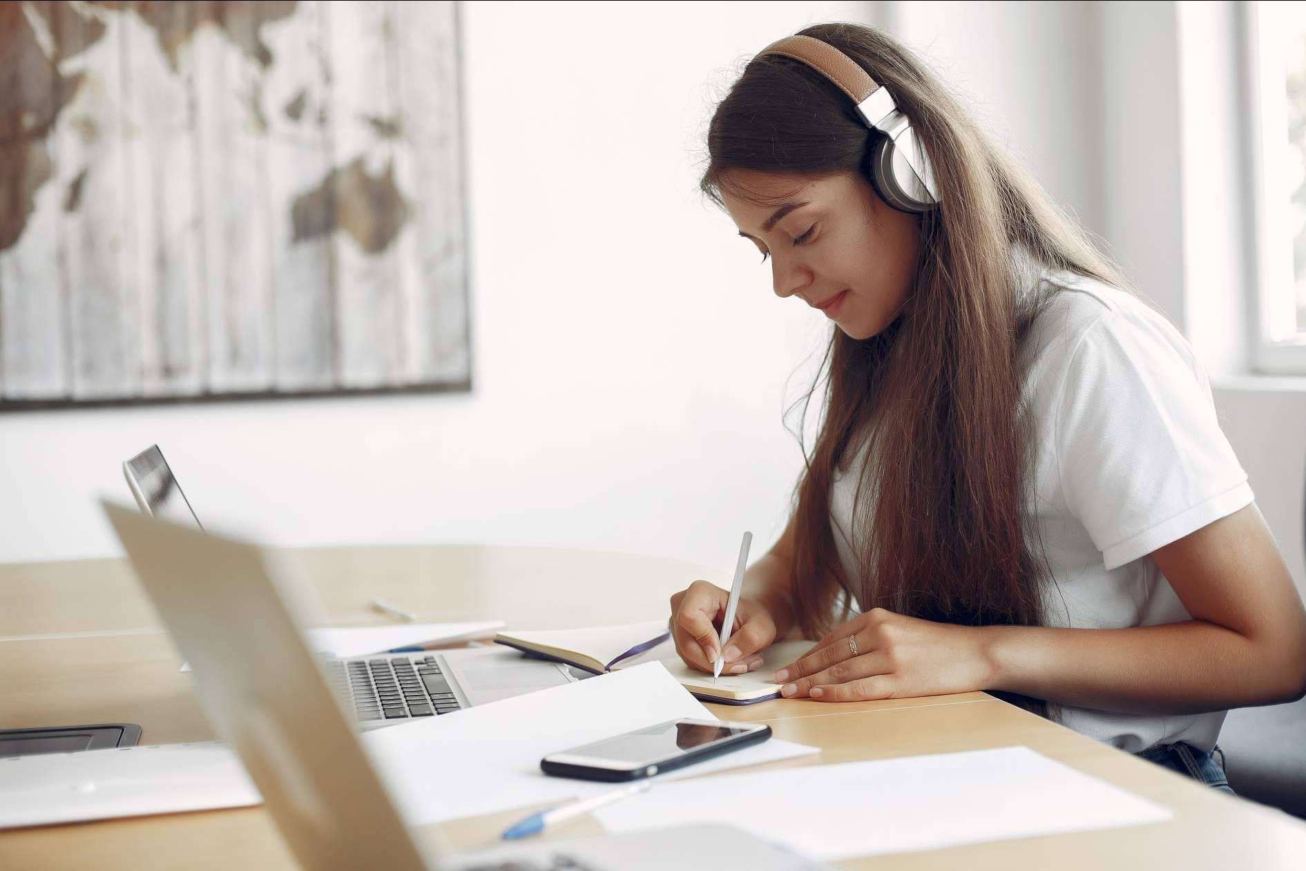 Con la academia online Ayuda Universitaria Cum Laude aprobar el TFG es sencillo