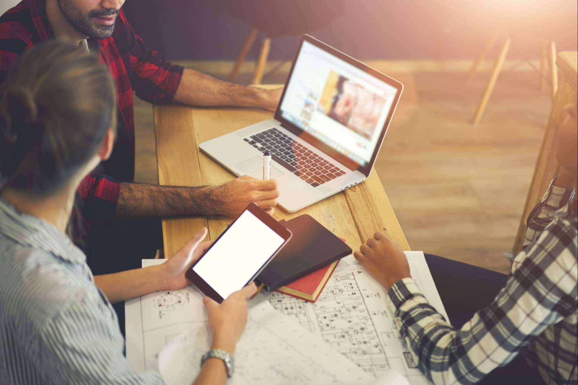 Trabajar desde una laptop y vivir de Internet con Ofertas777