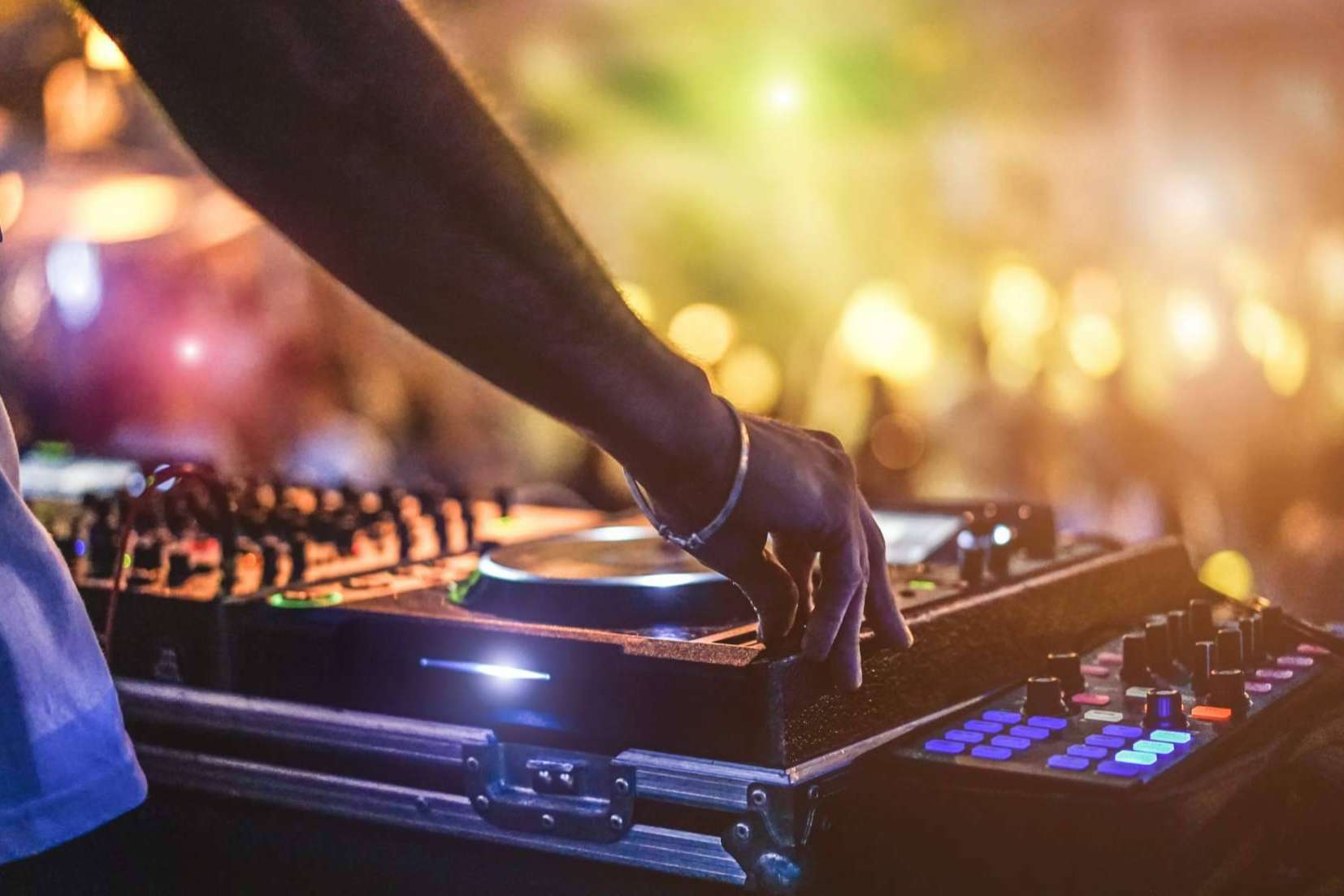 DJ con la mejor música para eventos y fiestas privadas de la mano de Iñaki Musik