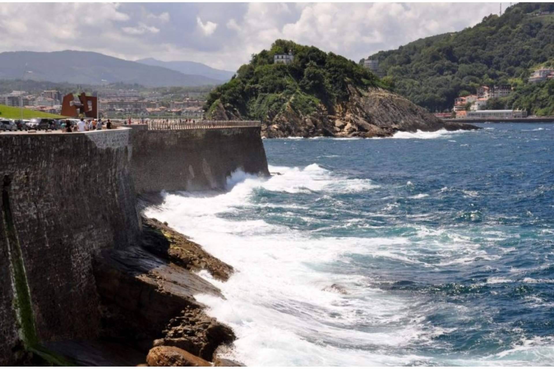 El catamarán Ciudad San Sebastián permite disfrutar de un paseo turístico por la costa y la bahía de San Sebastián
