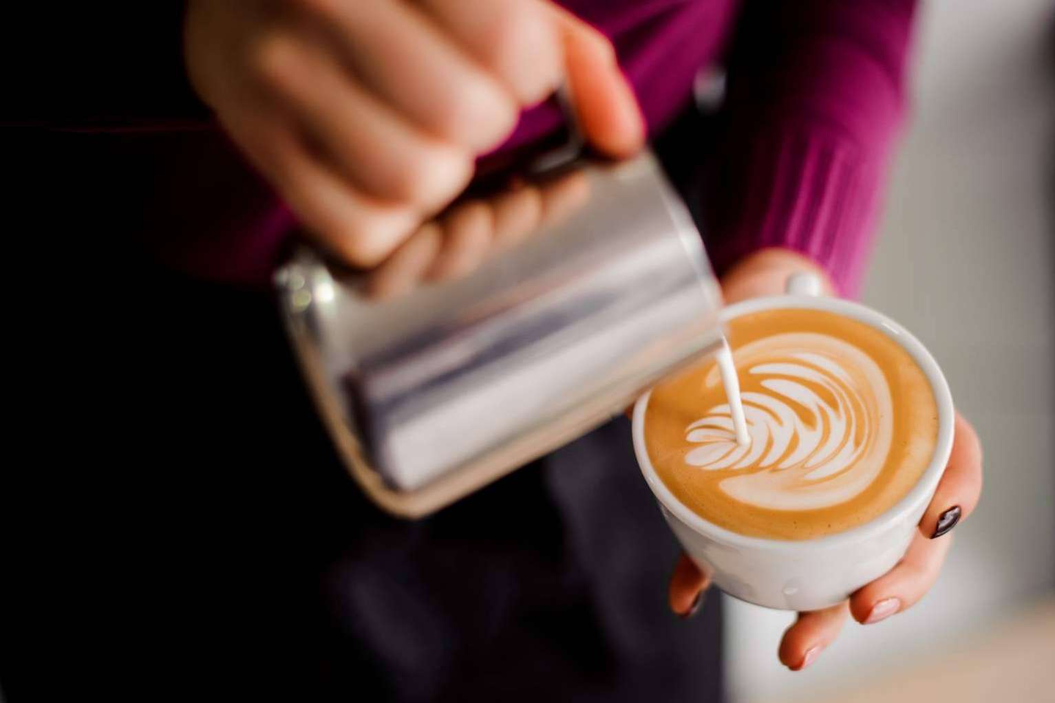 Vivir la sensación única de desayunar en una cafetería local de Madrid gracias a Cafetería Las Palmeras
