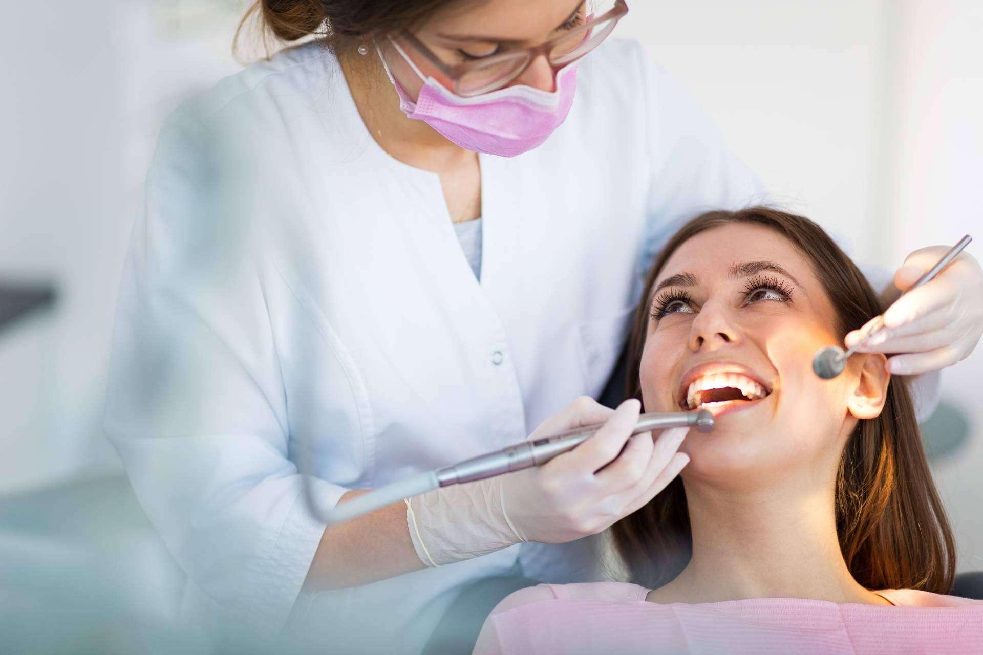 ¿Los implantes dentales pueden durar toda la vida? La Clínica Dental Helident explica los mejores cuidados para ello