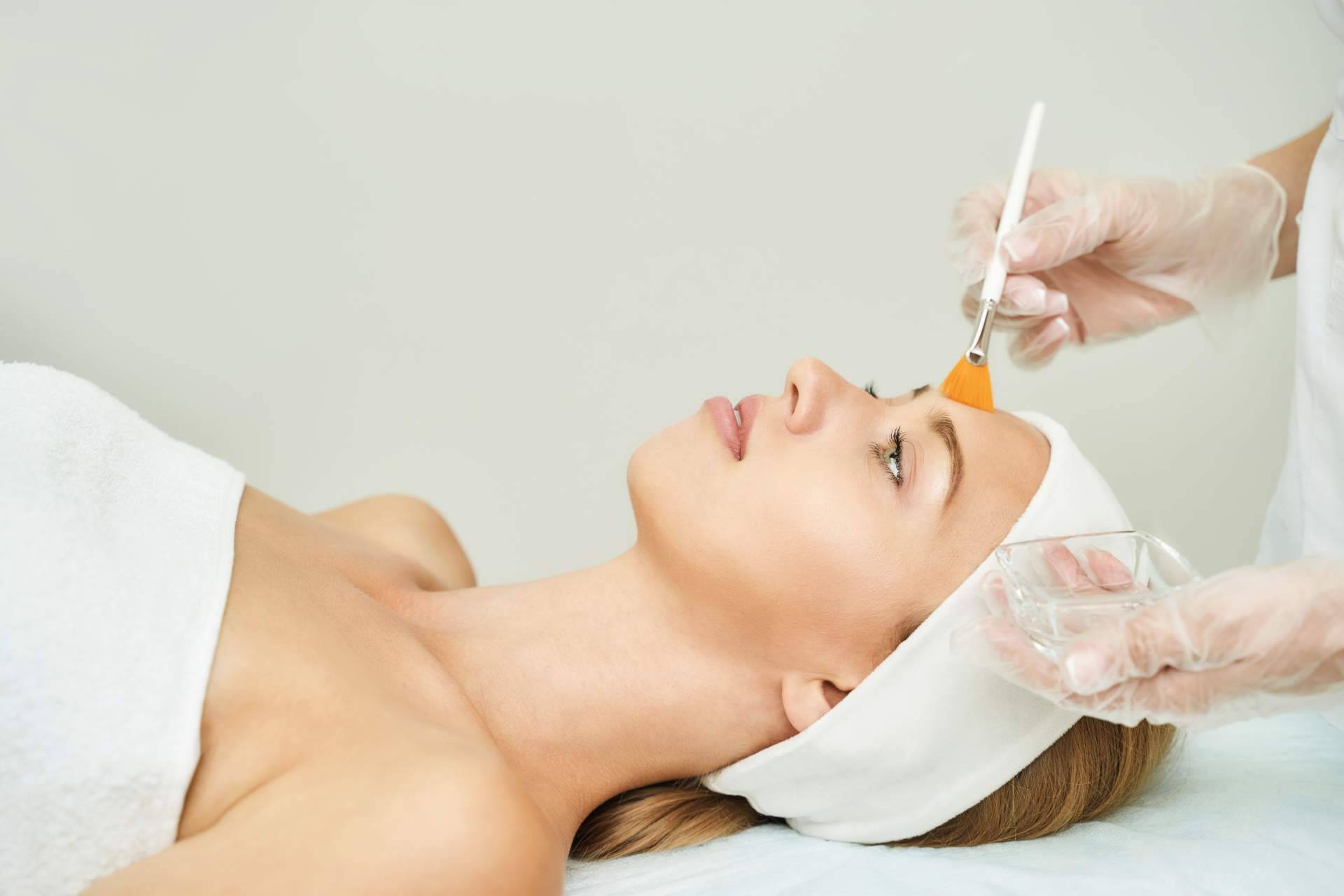 Una de las mejores soluciones a la deshidratación de la piel en verano: el peeling hidratante intensivo de ABB Medicina Estética