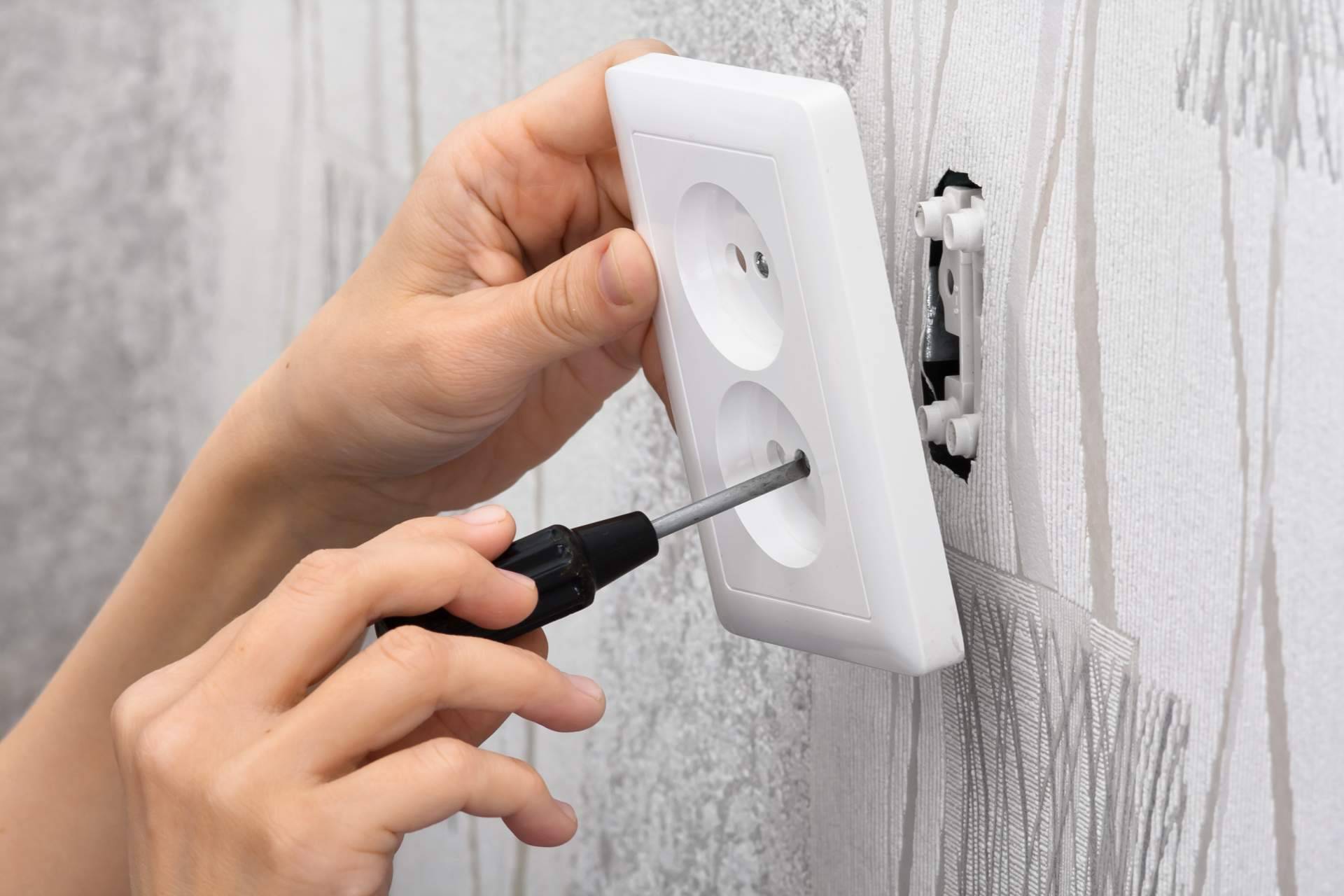 Luzmart: consejos antes de elegir un electricista en Madrid