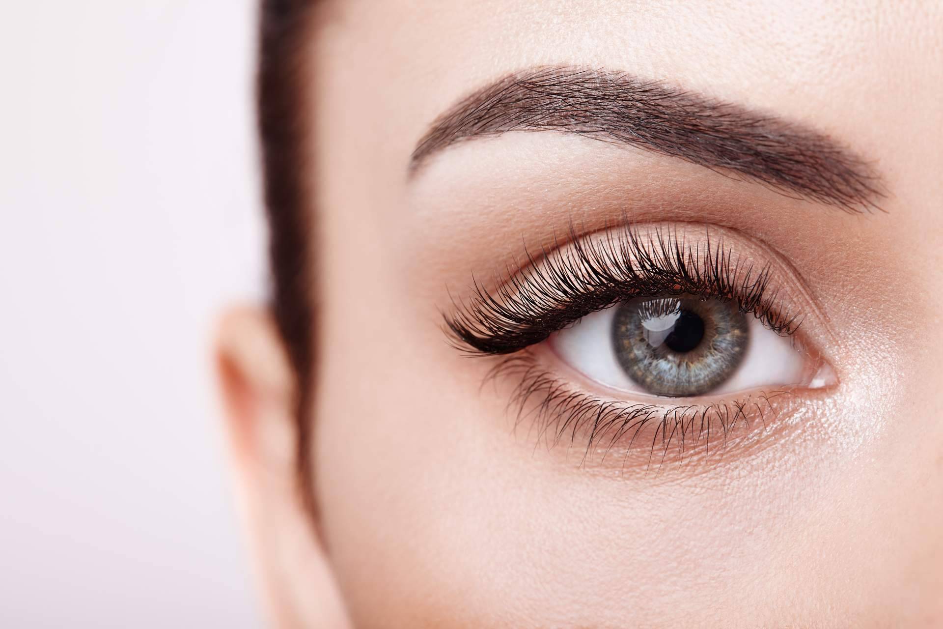 Farmacia Laura Garín ofrece un sérum para aumentar el crecimiento de cejas y pestañas