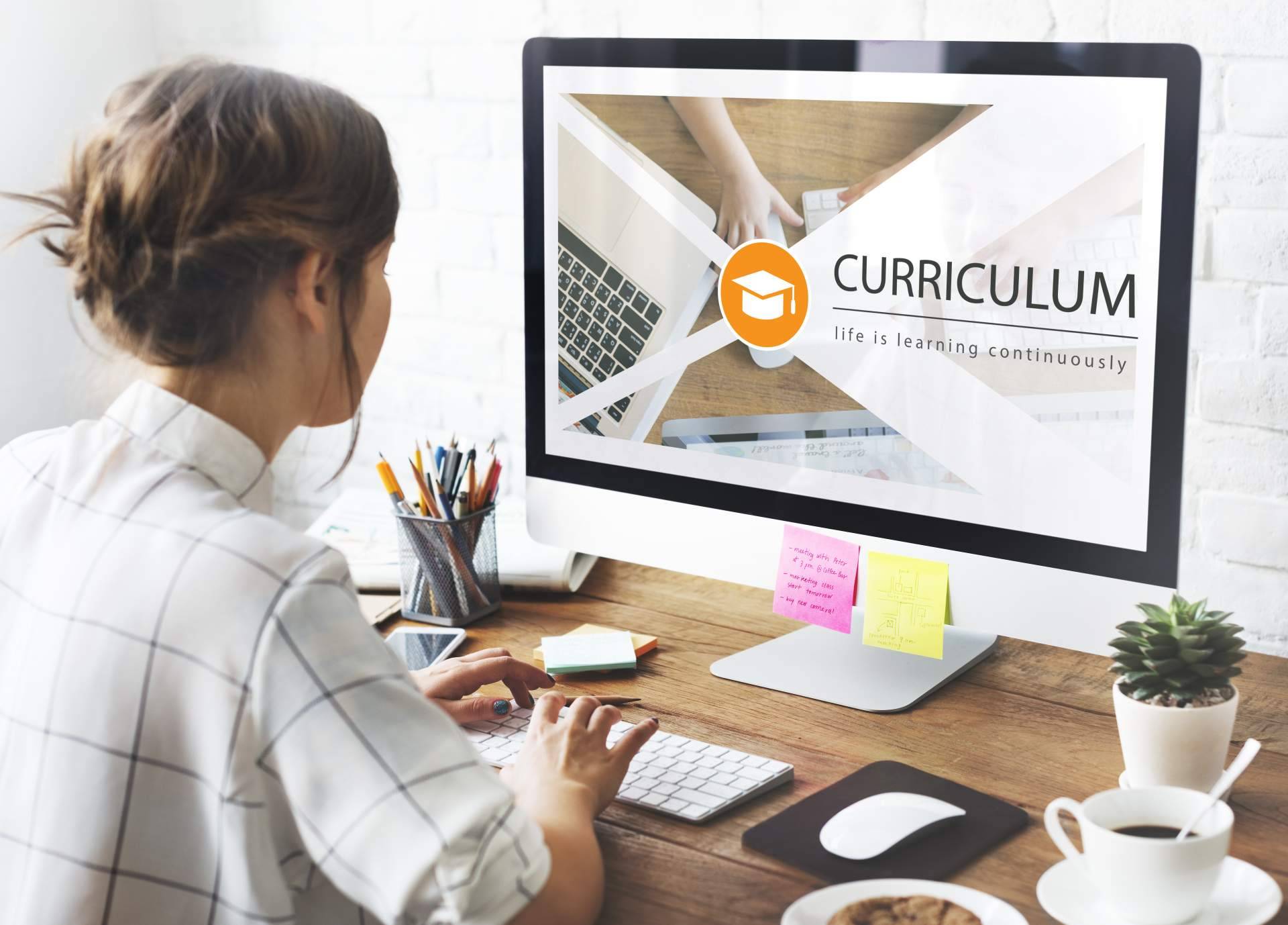 Consejos para adaptar el currículum y destacar en las ofertas de trabajo de la mano de CVapp