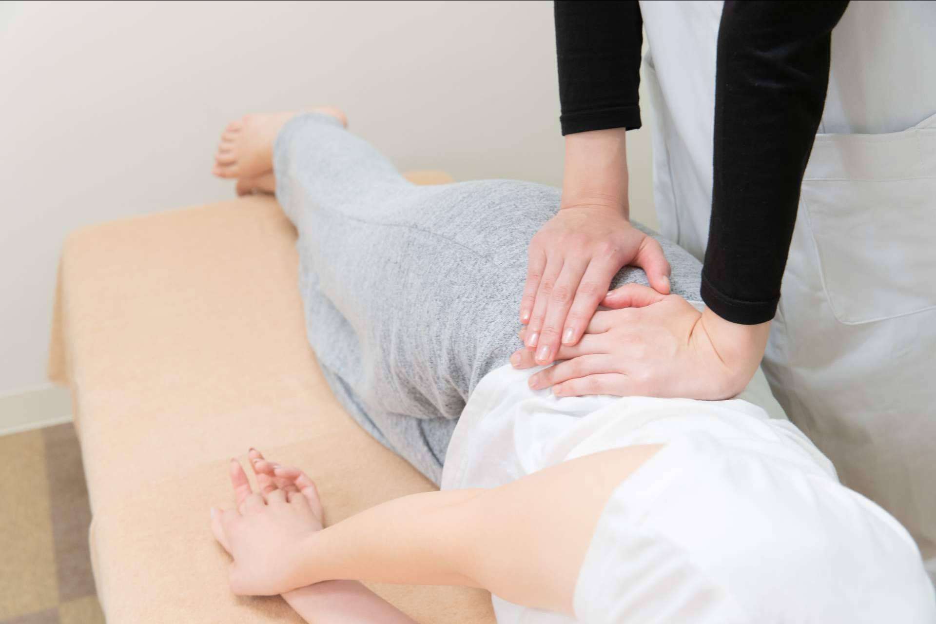 ¿Cómo afecta la inclinación de la pelvis? según Atlas Vital