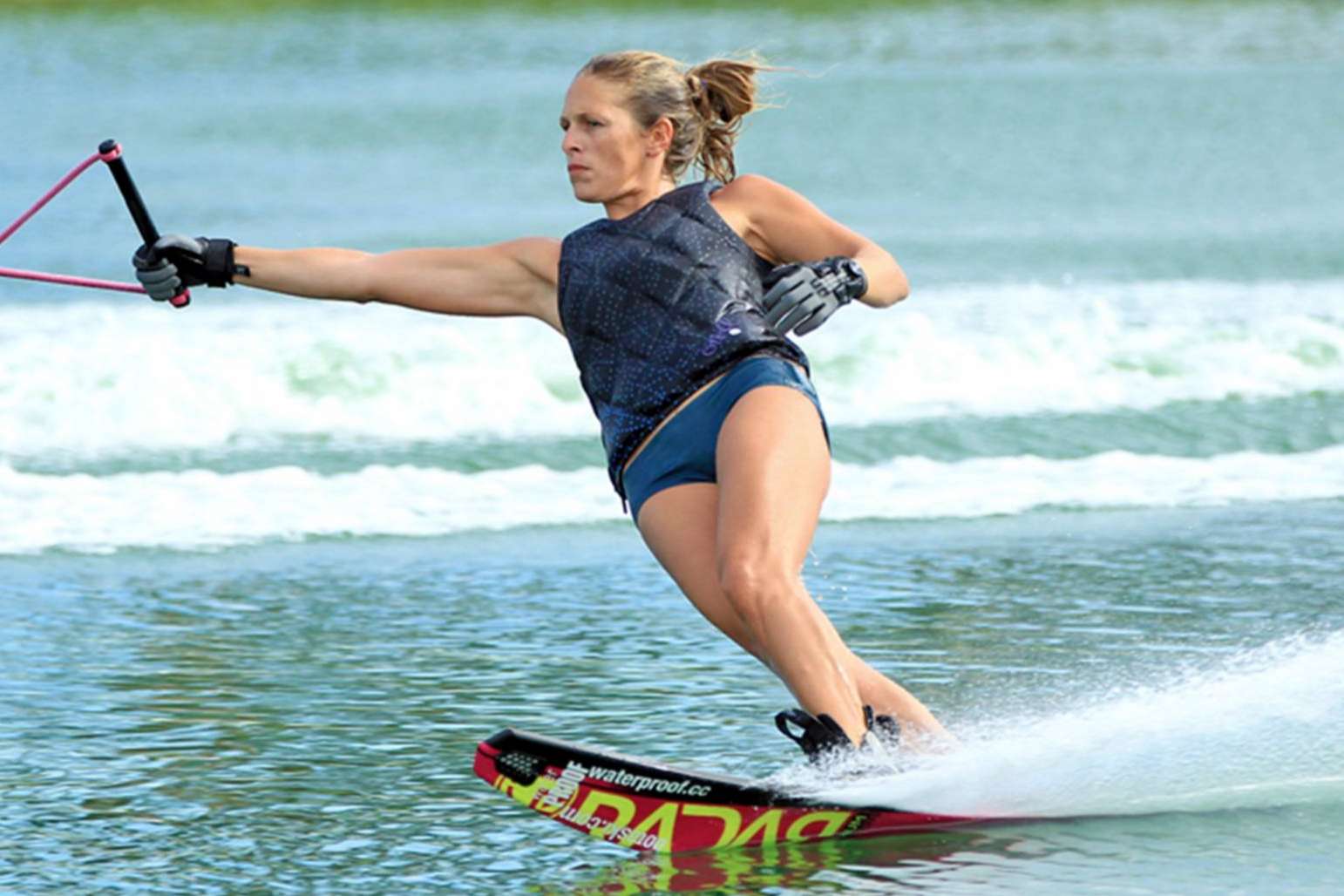 Las esquiadoras de Botaski Sandra Botas y Nadine Botas se convierten en campeona y subcampeona del Campeonato de España de Esquí Náutico