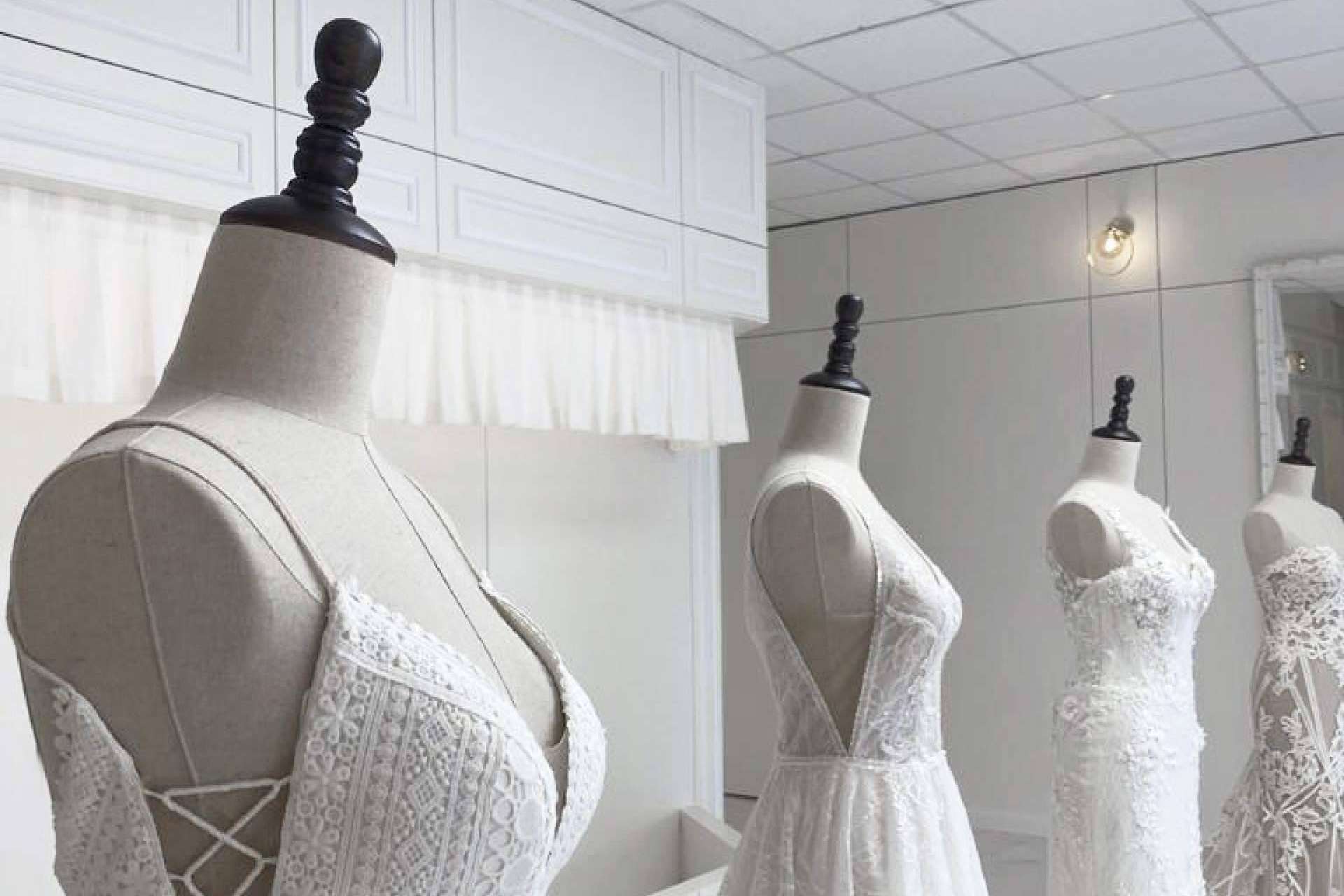 La nueva tienda de Atelier de Bodas ofrece vestidos de novia y trajes de novio en Valencia