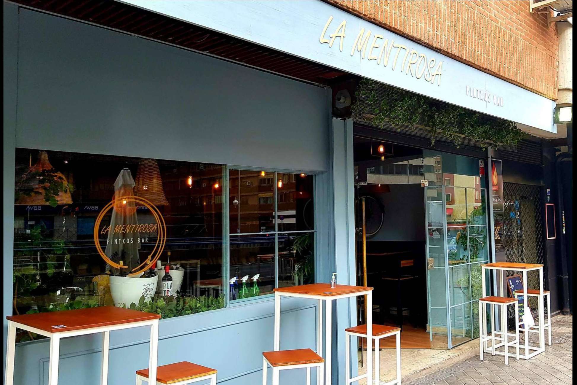 Disfrutar de pintxos en Madrid en el bar moderno La Mentirosa