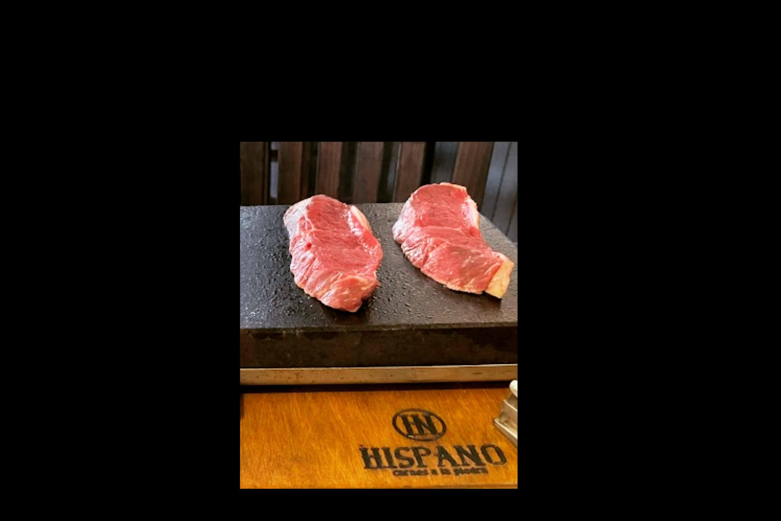 En las reseñas de TripAdvisor, la carne a la piedra del Asador Uruguayo Hispano suma 5 estrellas