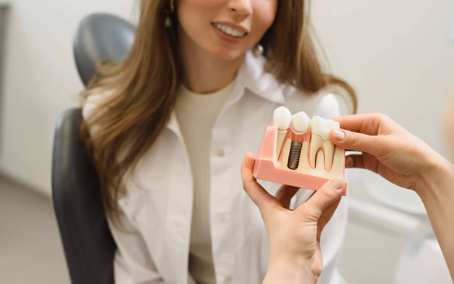 Razones para realizarse implantes dentales en la Clínica DeltaDent