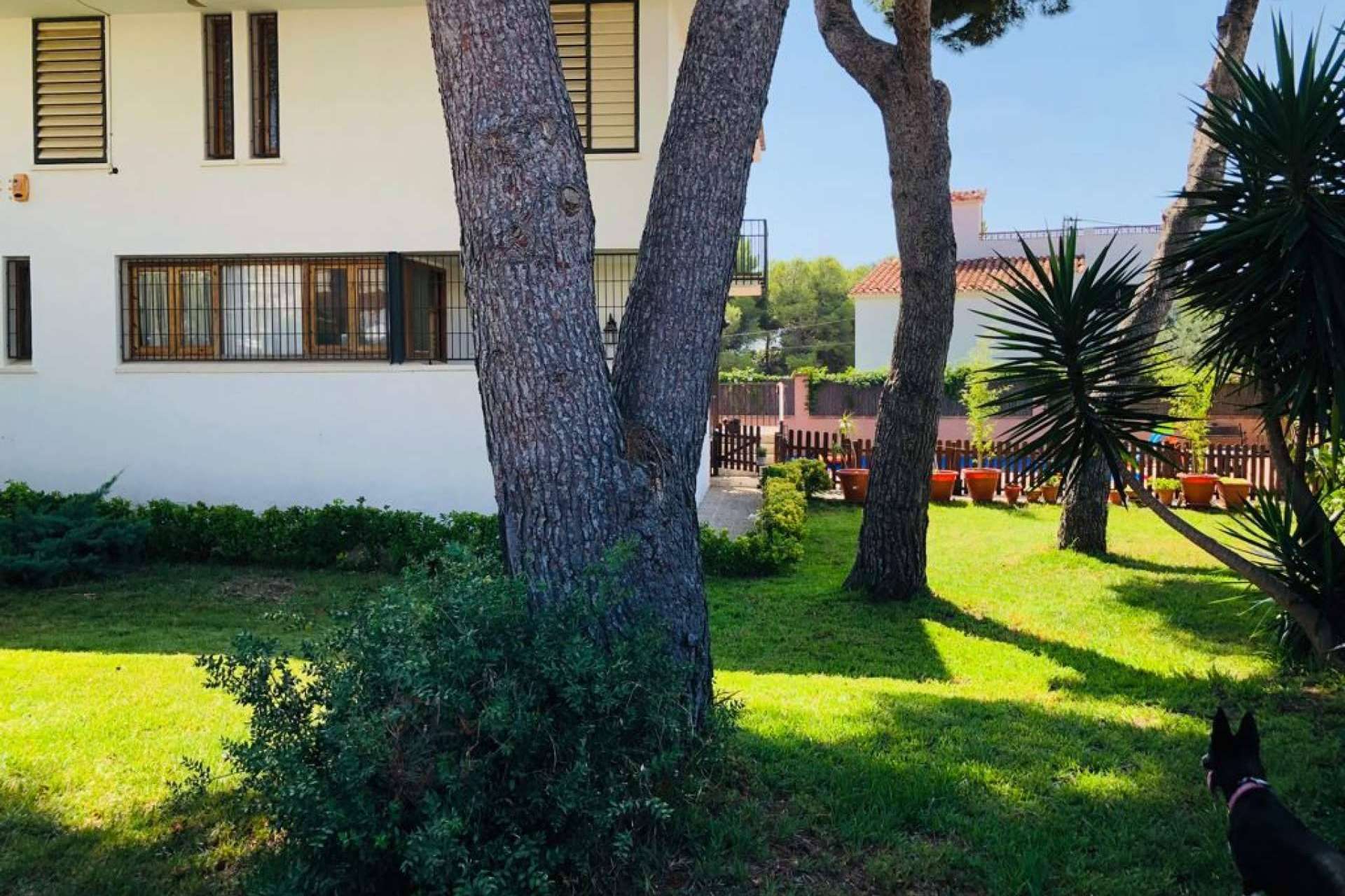 Mansión en venta en entorno de playa y jardín con piscina particular