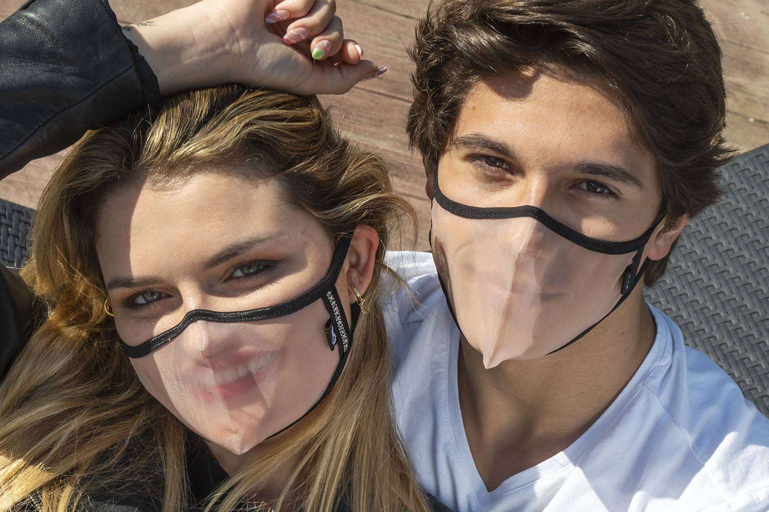 Para comunicarse adecuadamente con personas con minusvalía auditiva, Xula ofrece mascarillas transparentes