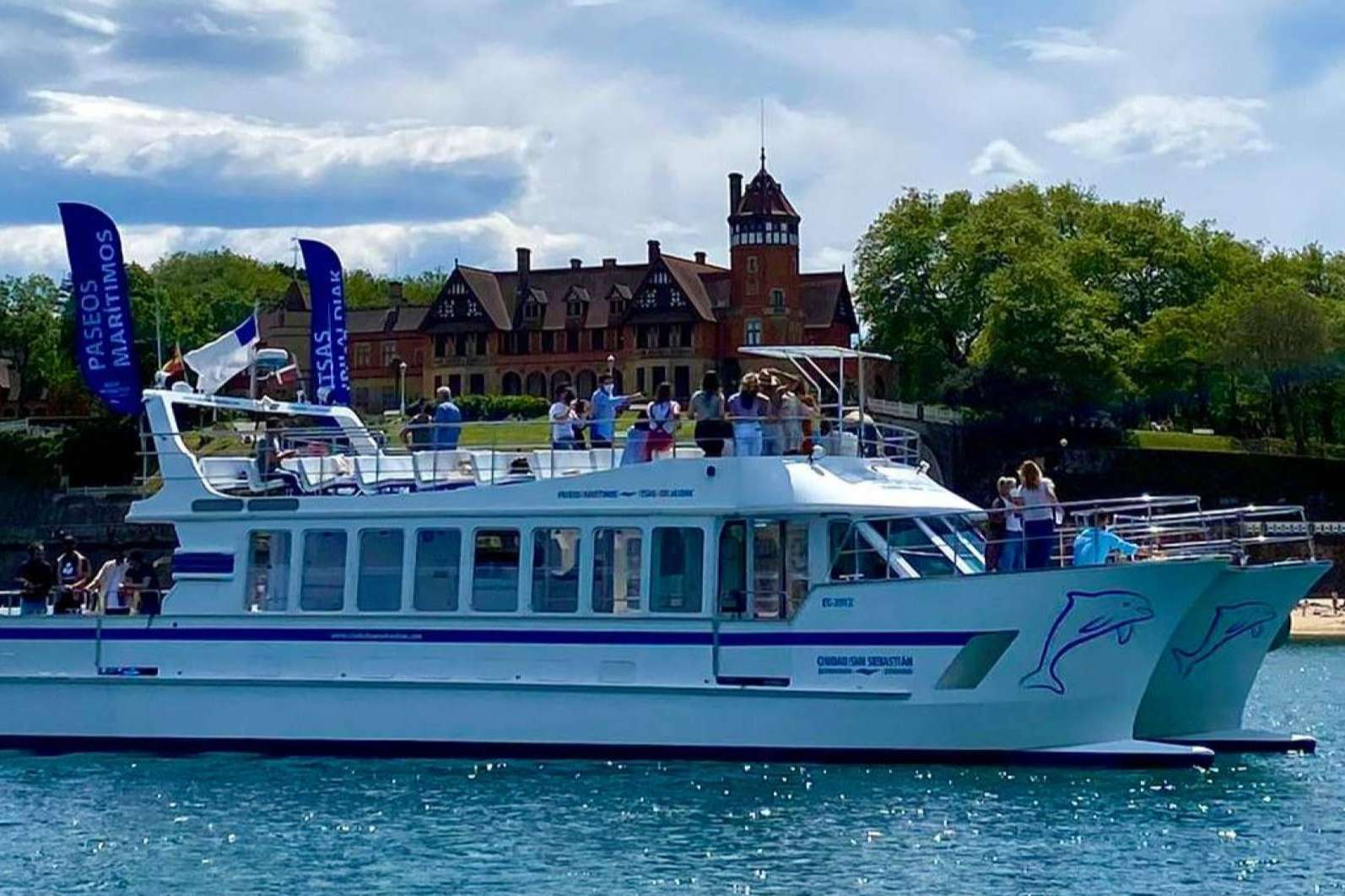 Eventos de empresa a bordo del catamarán Ciudad San Sebastián
