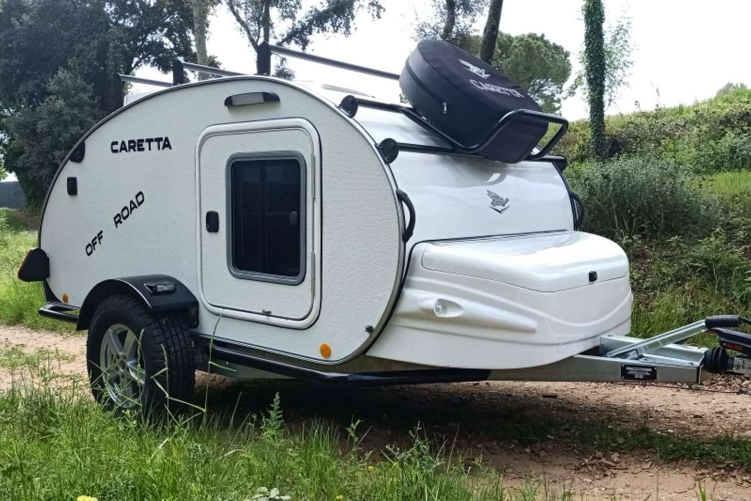 El remolque camper de Minicaravanas.com que destaca por su diseño deportivo que se adapta a todos los ritmos de vida