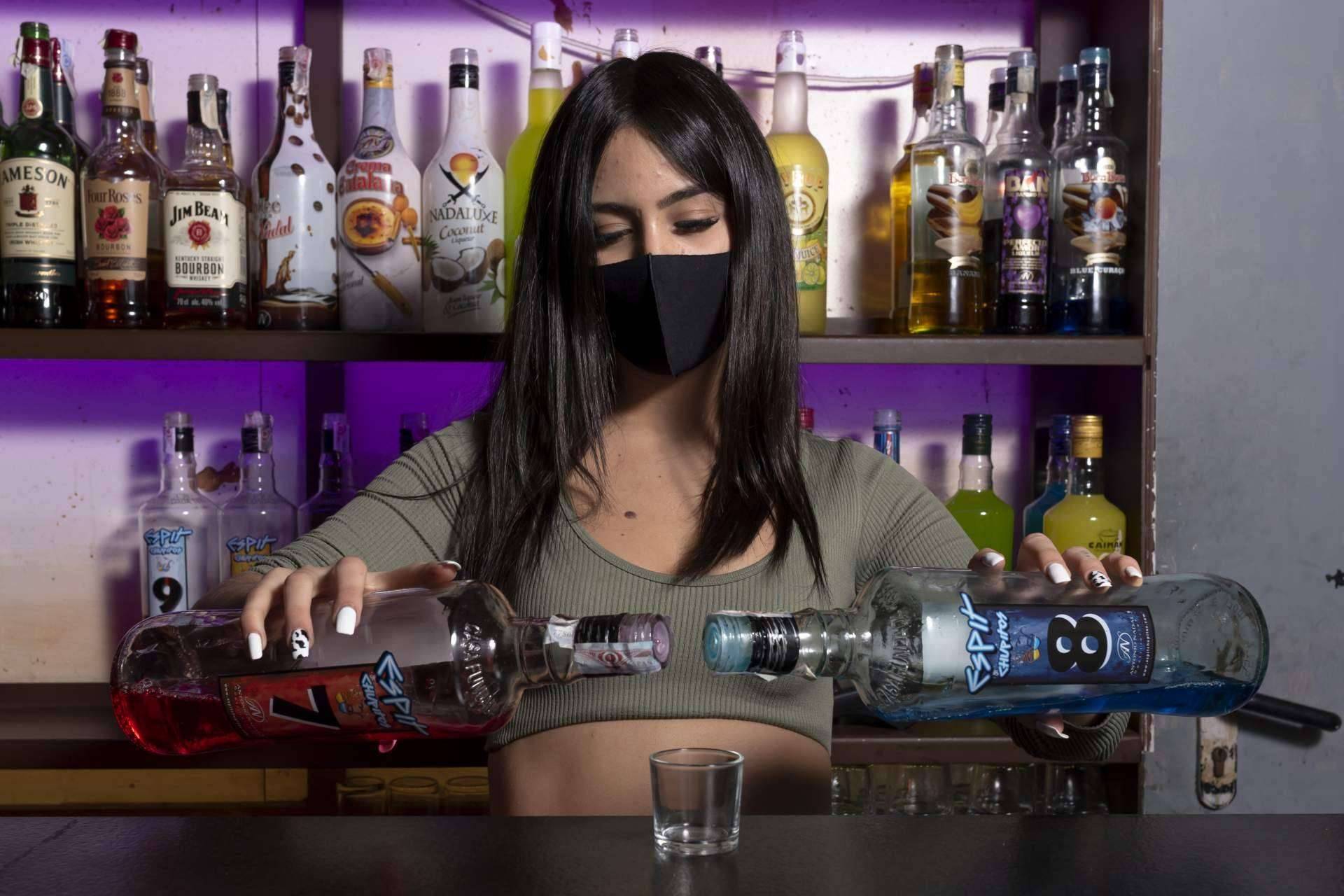 Una opción en Madrid para disfrutar con amigos es Espit Chupitos Madrid-Sol porque ofrece más de 600 chupitos