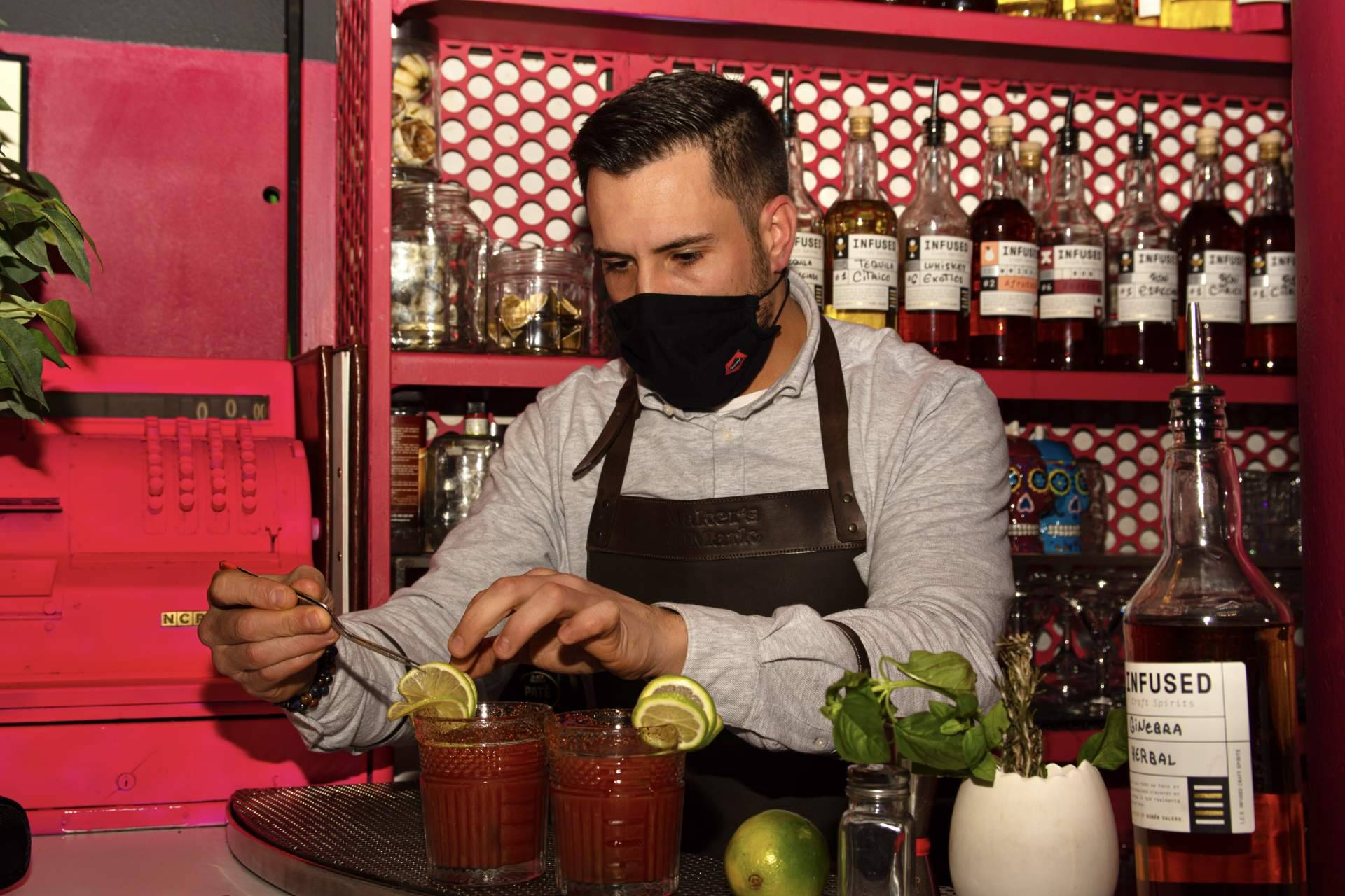 Enbabia Infused, la coctelería de moda en Madrid con su propia marca de alcohol artesanal
