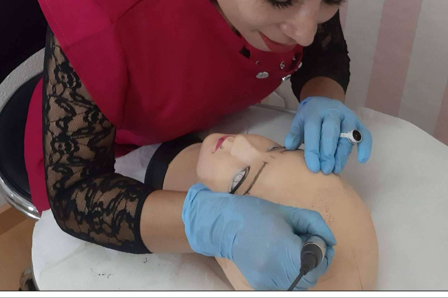 Los profesionales de la micropigmentación pueden ampliar sus conocimientos y aprender técnicas de micropigmentación capilar de la mano de VG Virginia Gómez