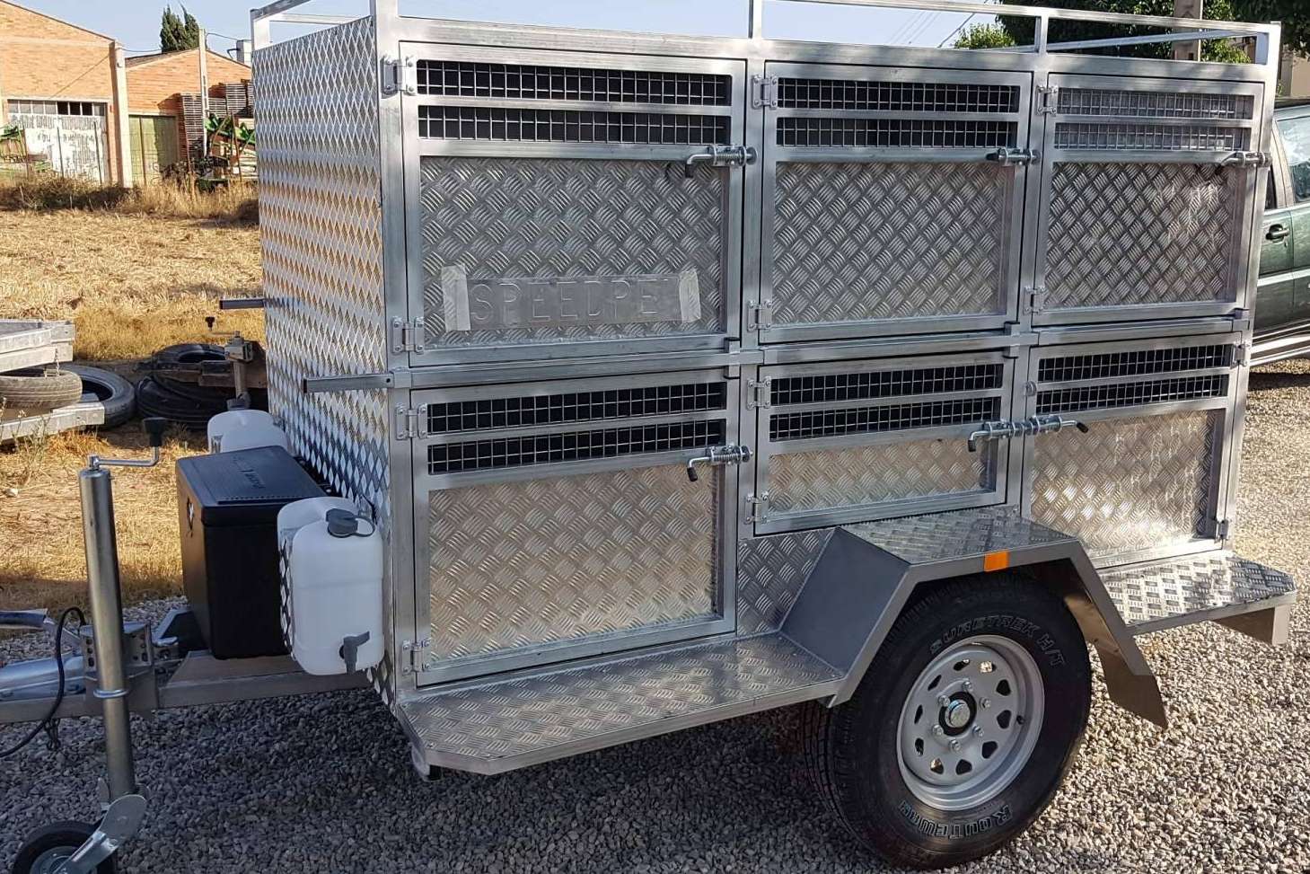 Remolques para coches para transportar ganado, perros y caballos gracias a Speedrem