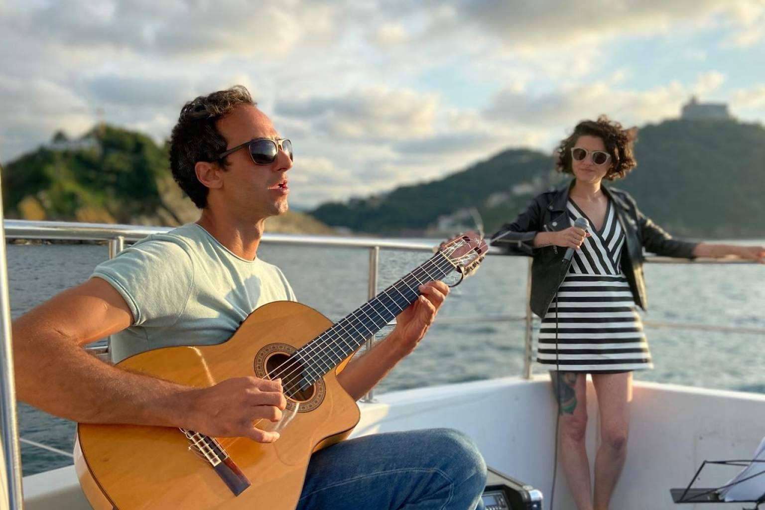 Una experiencia inolvidable con música en directo a bordo del Catamarán Ciudad San Sebastián