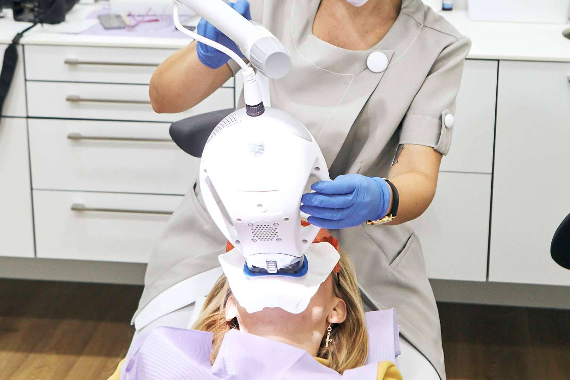 Descubriendo el blanqueamiento dental 8 tonos más blancos en solo 45 minutos