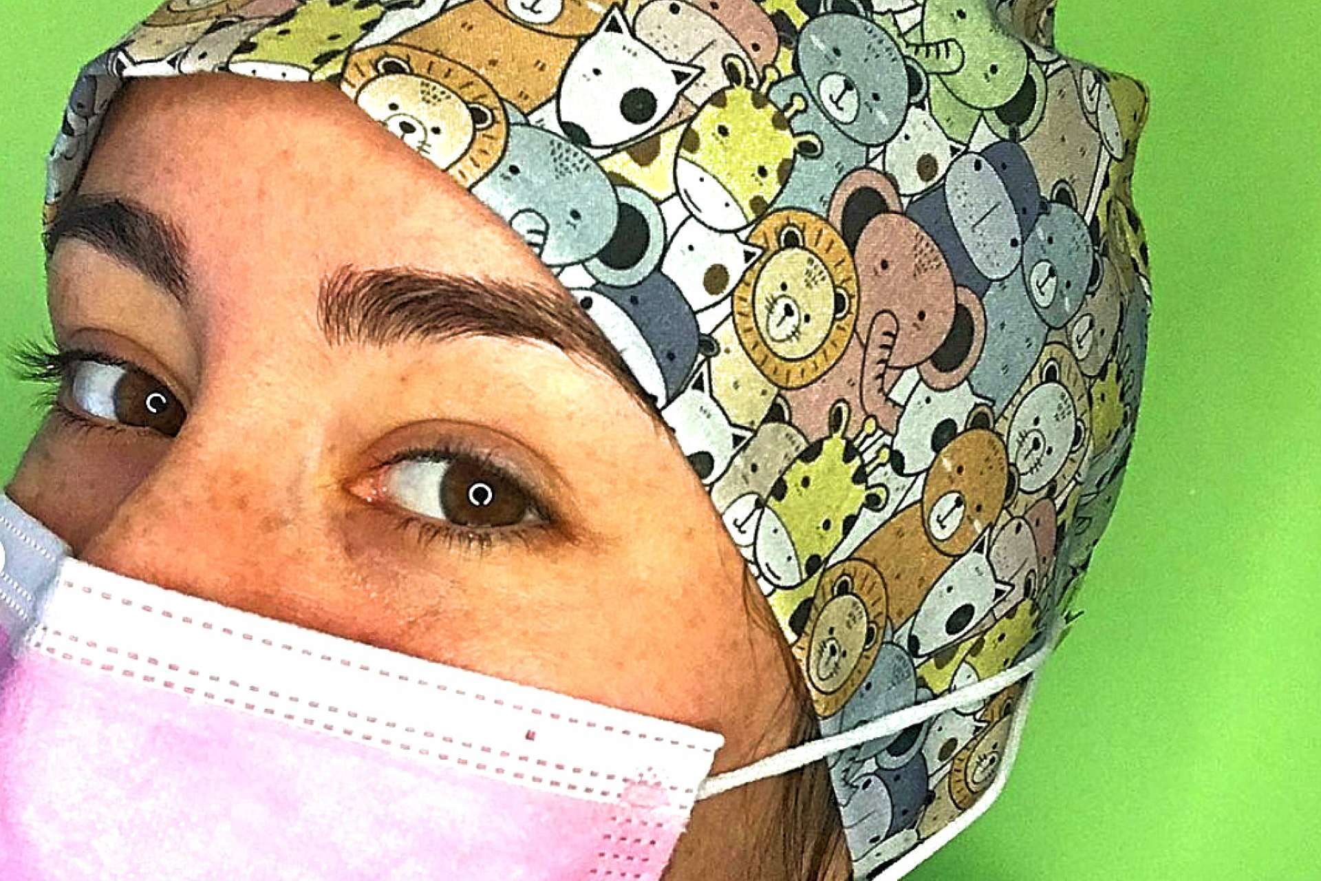 Sujeción de la mascarilla para gorritos sanitarios, la ayuda que Cuidamos brinda al personal sanitario