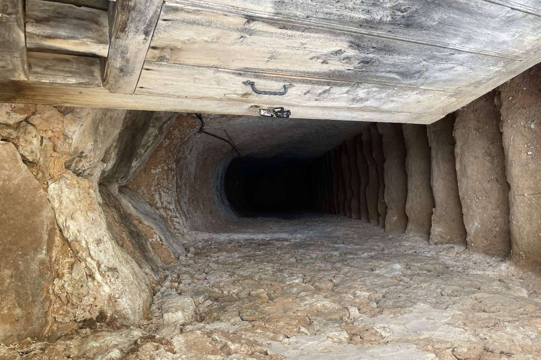 Catas de vino en la bodega subterránea de Envero Tinto en Soria