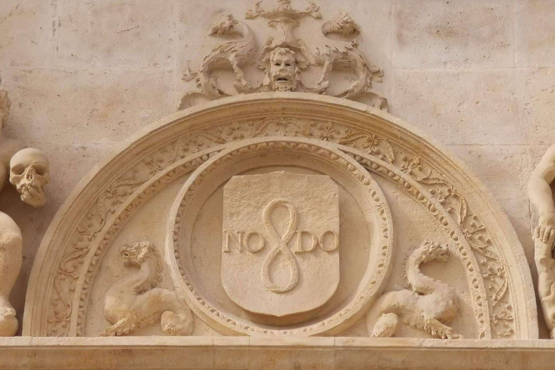 NO8DO, ¿Qué simboliza esta inscripción situada en diferentes lugares de Sevilla?
