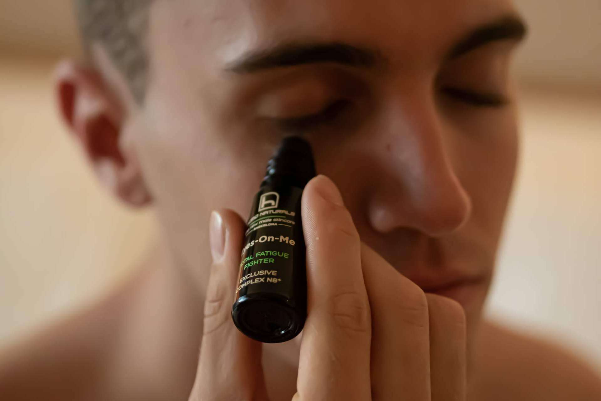 Los hombres también pueden olvidarse de las ojeras de la mano de Homo Naturals