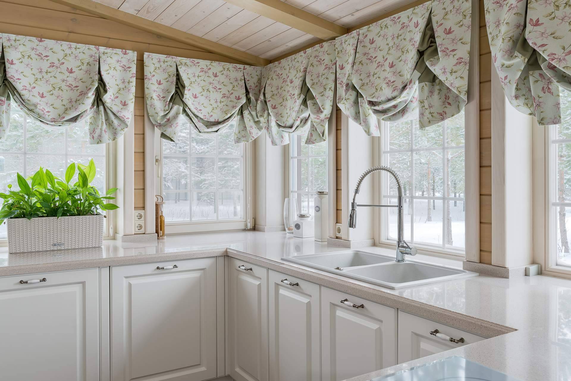 ¿Cuáles son las ventajas de utilizar cortinas para la cocina con Alfombras y Cortinas?