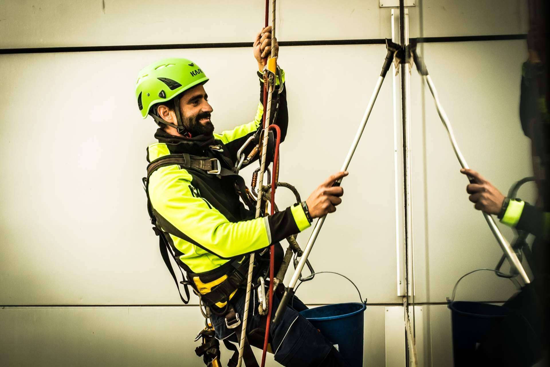 Workprotec expone cuáles son los riesgos y medidas de seguridad en los trabajos verticales
