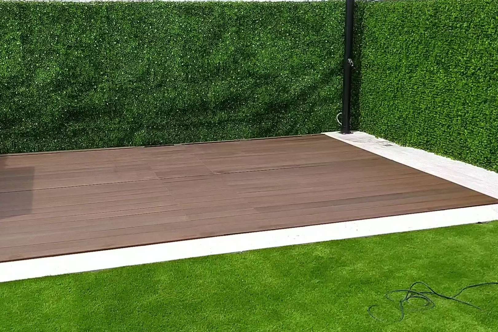 La optimización de espacios reducidos con una cubierta rígida transitable para piscinas