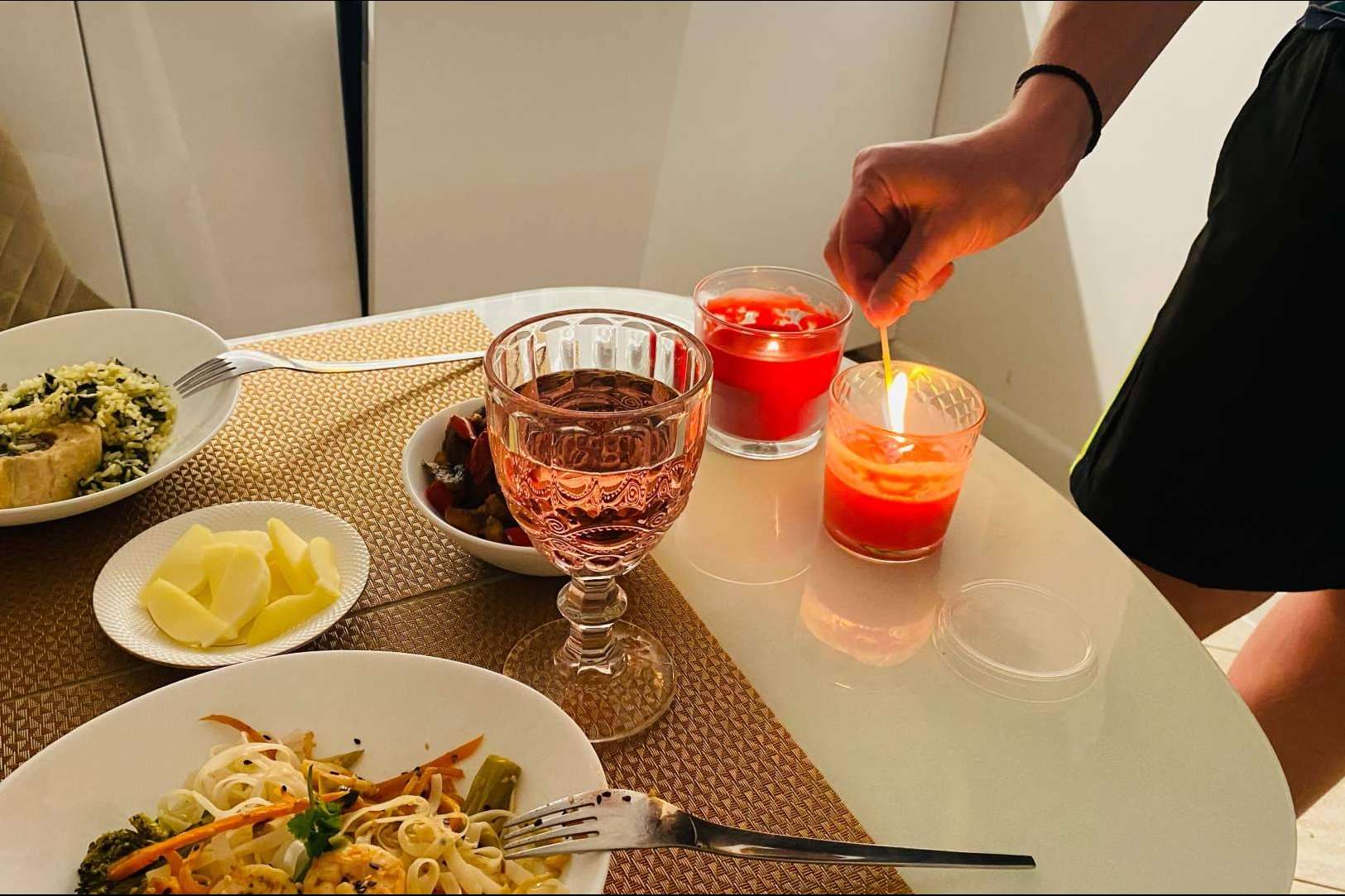 Cómo ser un buen anfitrión decorando el comedor para una bonita velada