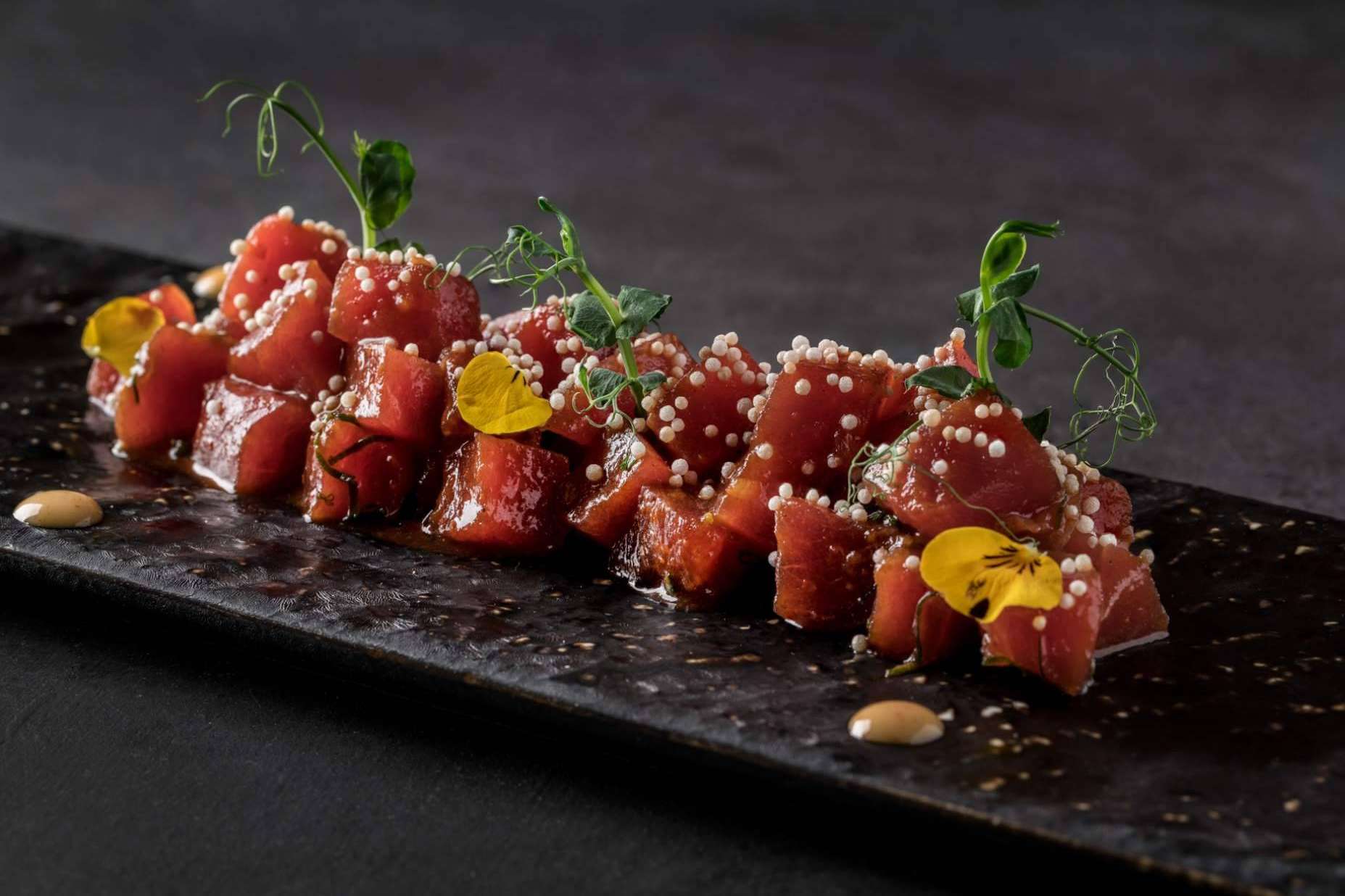 Miguel de Vega, el chef que muestra su pasión por la gastronomía japonesa en los platos del restaurante Kira Kira de Madrid