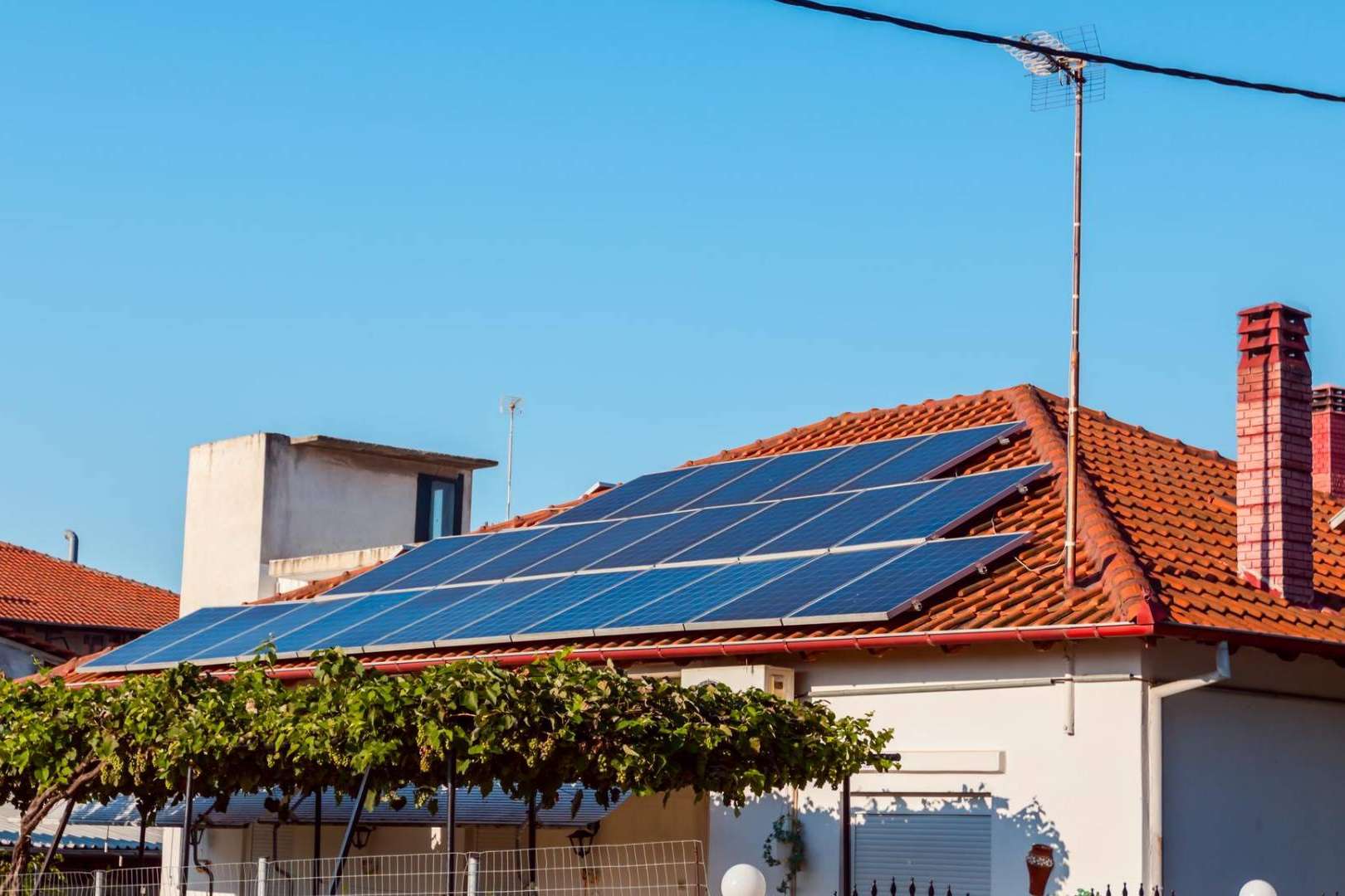 Los principales motivos por los cuales es importante mejorar la eficiencia energética en negocios y hogares