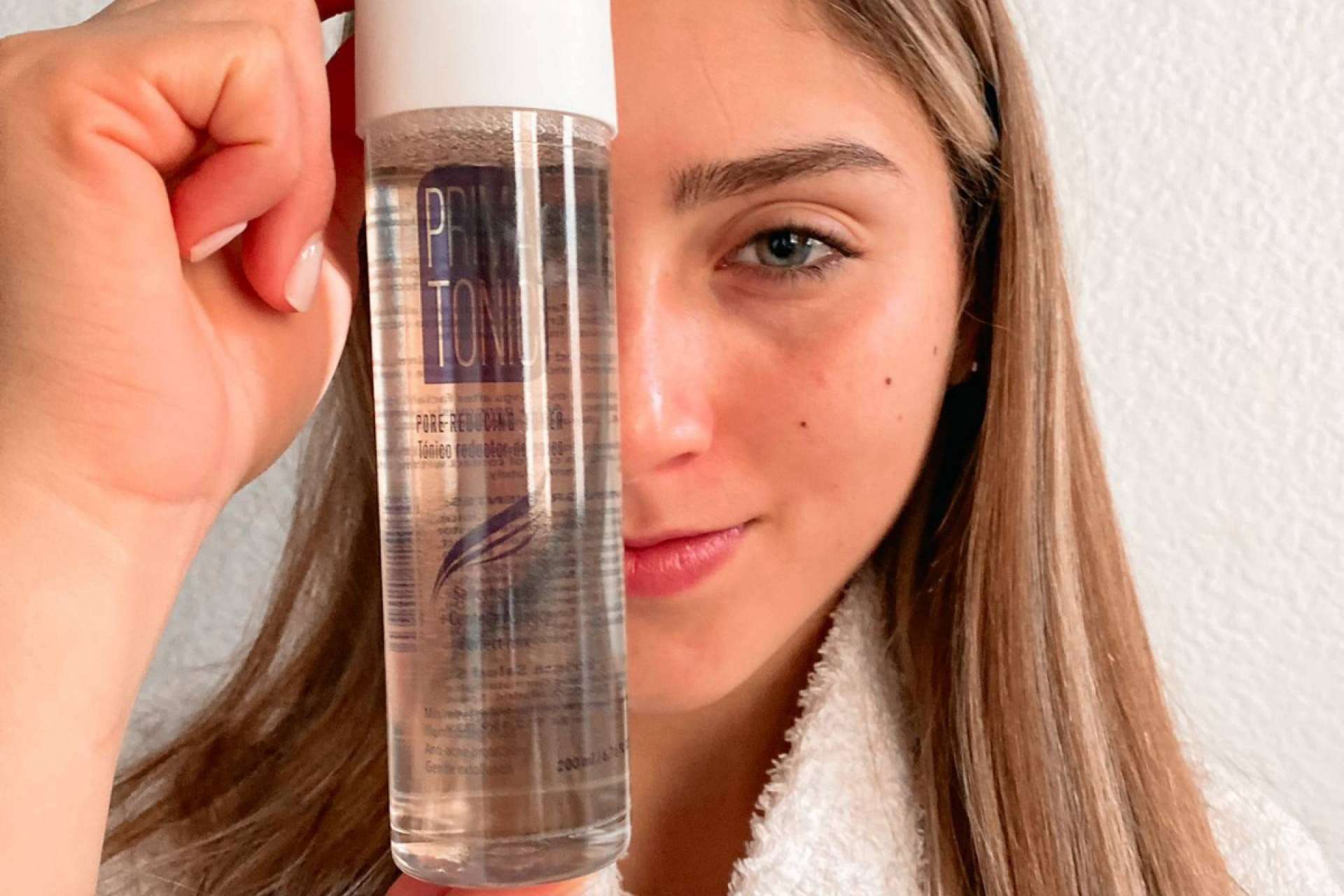 Eliminar las células muertas con tónico facial reductor de poros de PrimaSalud