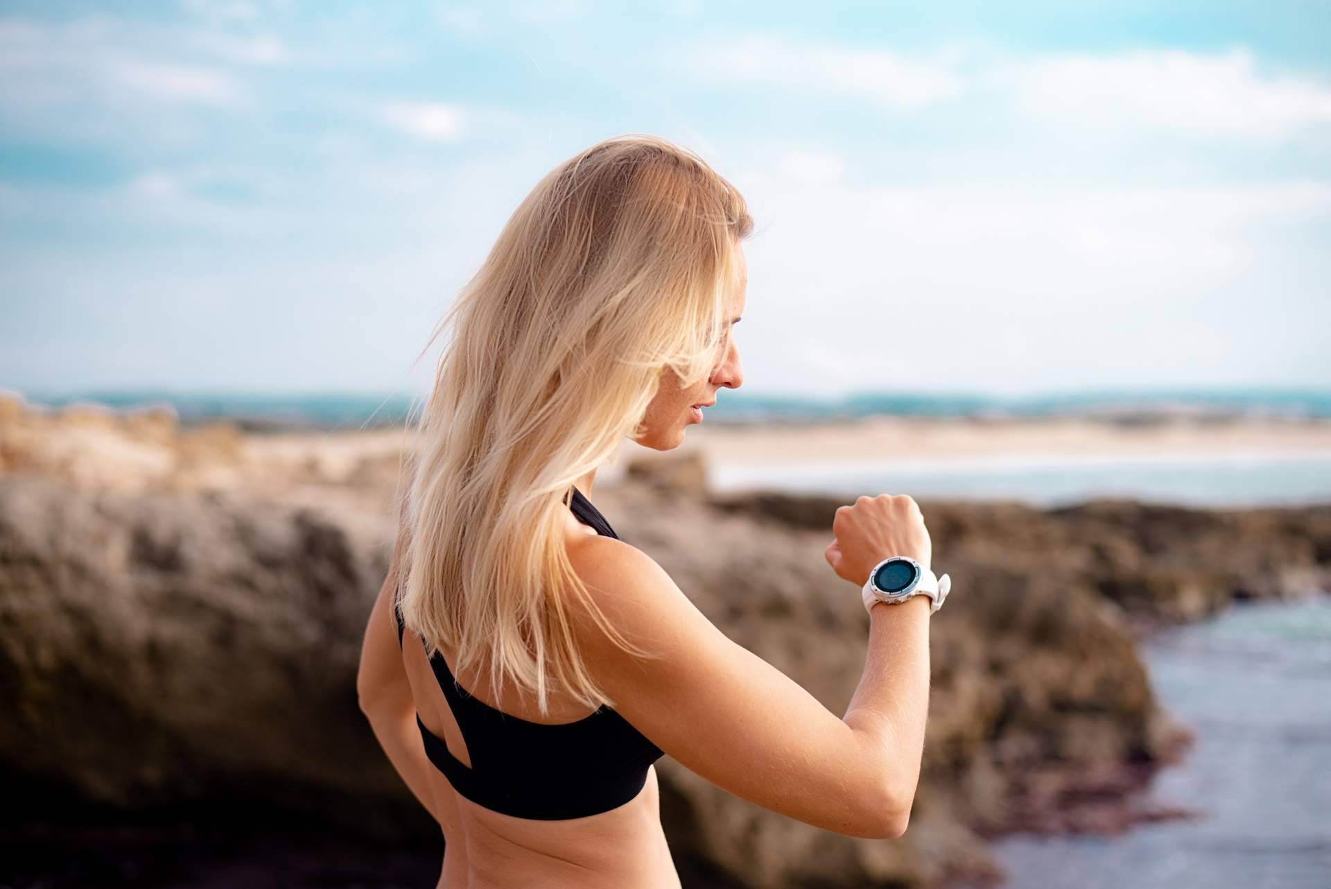 ¿Dónde encontrar uno de los mejores smartwatches a la venta por menos de 100 €? CholloDeportes